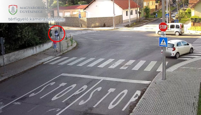 A zebr&aacute;n &uuml;t&ouml;tte el a gyalogost Kaposv&aacute;r belv&aacute;ros&aacute;ban - VIDE&Oacute;