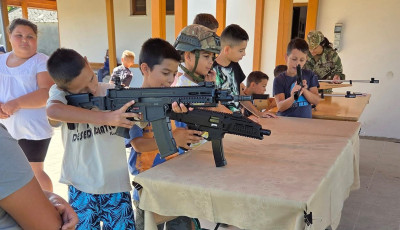 A kaposv&aacute;ri toborz&oacute; iroda katon&aacute;i tartottak foglalkoz&aacute;st roma gyerekeknek