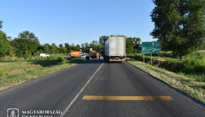 R&eacute;szegen sz&aacute;guldott a k&ouml;rforgalomba, front&aacute;lisan csap&oacute;dott egy kamionnak