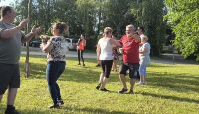 Sz&iacute;nes szalagok, vid&aacute;m arcok: &iacute;gy t&aacute;ncolt&aacute;k ki a m&aacute;jusf&aacute;t a kaposv&aacute;ri Kertv&aacute;rosban