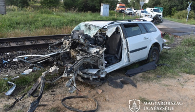 A piros jelz&eacute;s ellen&eacute;re hajtott a vonat el&eacute; a kaposv&aacute;ri sofőr, egy utasa az &eacute;let&eacute;vel fizetett