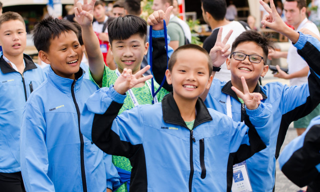 Elstartolt a 13. Youth Football Festival - Sz&iacute;nekkel &eacute;s mosolyg&oacute; arcokkal telt meg a v&aacute;ros - HANGULATK&Eacute;PEK