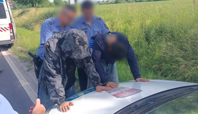 Illeg&aacute;lis migr&aacute;nsokat sz&aacute;ll&iacute;tottak, &aacute;rokba hajtottak menek&uuml;l&eacute;s k&ouml;zben Kaposv&aacute;rn&aacute;l - VIDE&Oacute;