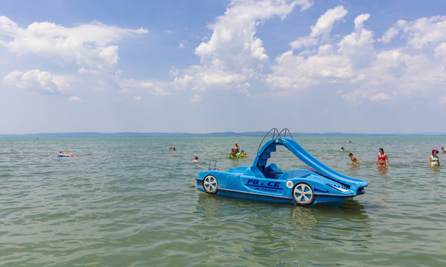 Meghalt egy 15 &eacute;ves fi&uacute; &eacute;s egy 57 &eacute;ves f&eacute;rfi is cs&uuml;t&ouml;rt&ouml;k&ouml;n a Balatonban