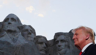T&ouml;rv&eacute;nyjavaslatot ny&uacute;jtottak be arr&oacute;l, hogy Trump arc&aacute;t is v&aacute;jj&aacute;k bele a Rushmore-hegy sziklafal&aacute;ba