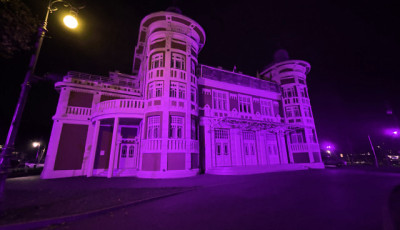 Ma este lil&aacute;ba &ouml;lt&ouml;zik a Csiky Gergely Sz&iacute;nh&aacute;z