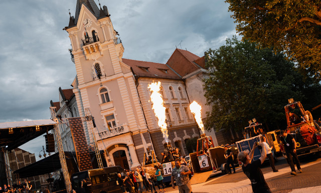 M&eacute;teres l&aacute;ngcs&oacute;v&aacute;k, veter&aacute;n aut&oacute;k, Lotfi Begi koncert - Ilyen volt a Rippl R&oacute;nai Kupa megnyit&oacute;ja - VIDE&Oacute;