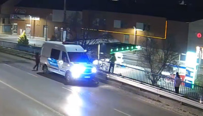 Vide&oacute;: az utols&oacute; pillanatban r&aacute;ntott&aacute;k vissza a f&eacute;rfit a kaposv&aacute;ri fel&uuml;lj&aacute;r&oacute;r&oacute;l