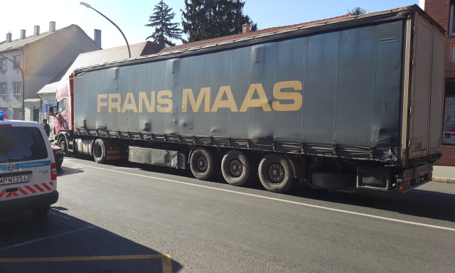 Most egyszerre k&eacute;t kamion t&eacute;vedt be a Z&aacute;rda utc&aacute;ba