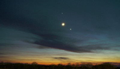 Szemeket az &eacute;gre! K&uuml;l&ouml;n&ouml;sen f&eacute;nyesen ragyog a Jupiter p&eacute;ntektől