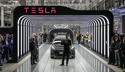 Elon Musk most sem hagyta ki, t&aacute;ncra perd&uuml;lt a n&eacute;met Tesla-gy&aacute;r megnyit&oacute;j&aacute;n