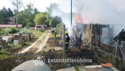Kigyulladt egy h&eacute;tv&eacute;gi h&aacute;z a Desed&aacute;n&aacute;l
