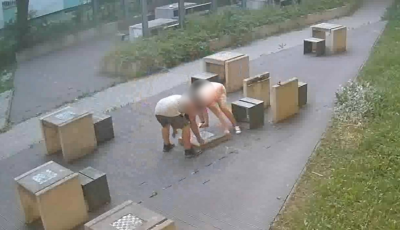 Hosszas hezit&aacute;l&aacute;s ut&aacute;n sz&eacute;tt&ouml;rte a sakkasztalt, visszatenni m&aacute;r nem siker&uuml;lt - VIDE&Oacute;