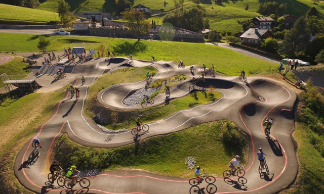 Pumptrack p&aacute;lya &eacute;p&uuml;lhet P&eacute;csen