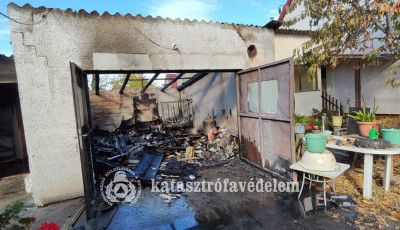 Tűz &uuml;t&ouml;tt ki egy si&oacute;juti lak&oacute;h&aacute;z mell&eacute;k&eacute;p&uuml;let&eacute;ben
