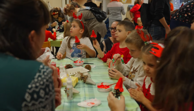 &Uuml;nnepi hangulatban telt a Honv&eacute;d utcai Tag&oacute;voda Adventi estje - VIDE&Oacute;