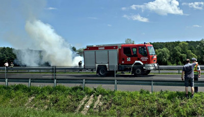 Kigyulladt egy aut&oacute; az R67-es fő&uacute;ton