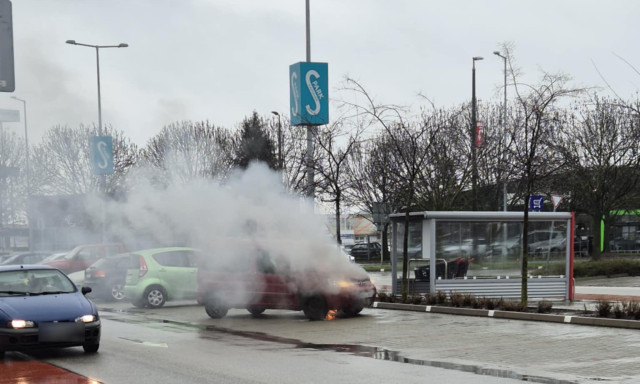 Kigyulladt egy aut&oacute; az S-Park parkol&oacute;j&aacute;ban - VIDE&Oacute;