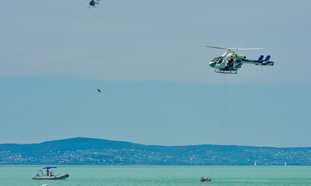 Helikopterről ugrottak a Balatonba h&eacute;tfőn a v&iacute;zimentők