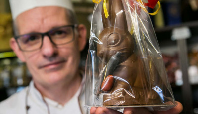 Vakcin&aacute;t hoz&oacute; csokinyuszival k&eacute;sz&uuml;lt egy magyar cukr&aacute;sz