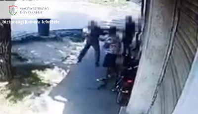 Doh&aacute;nybolti balh&eacute; Kaposv&aacute;ron - Nem akarta beengedni a v&aacute;s&aacute;rl&oacute;t, ink&aacute;bb lefejelte - VIDE&Oacute;