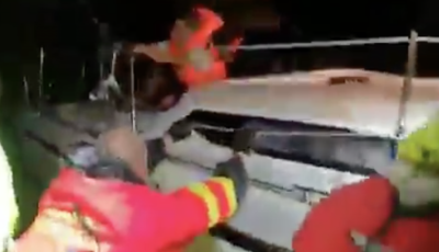 Ilyen egy bajbajutott vitorl&aacute;s&eacute;rt ind&iacute;tott mentőakci&oacute; a viharos Balatonon - VIDE&Oacute;