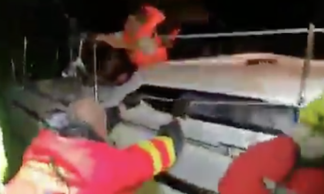 Ilyen egy bajbajutott vitorl&aacute;s&eacute;rt ind&iacute;tott mentőakci&oacute; a viharos Balatonon - VIDE&Oacute;