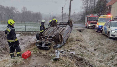 A tetej&eacute;re borulva landolt egy aut&oacute; Kaposszerdahelyen