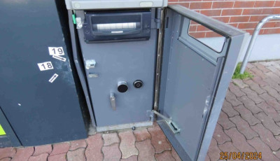 Bankk&aacute;rtya helyett f&uacute;r&oacute;val akartak p&eacute;nzt levenni egy fony&oacute;di bankautomat&aacute;b&oacute;l