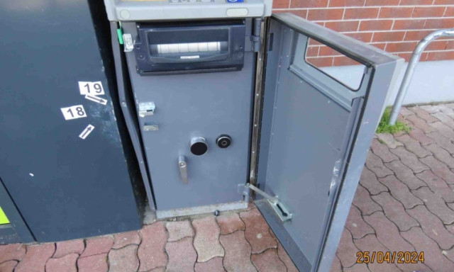Bankk&aacute;rtya helyett f&uacute;r&oacute;val akartak p&eacute;nzt levenni egy fony&oacute;di bankautomat&aacute;b&oacute;l