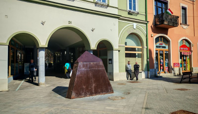 Bez&aacute;rt a kaposv&aacute;ri Zsolnay &uuml;zlet &ndash; eltűnt egy eleg&aacute;ns kirakat a Fő utc&aacute;r&oacute;l