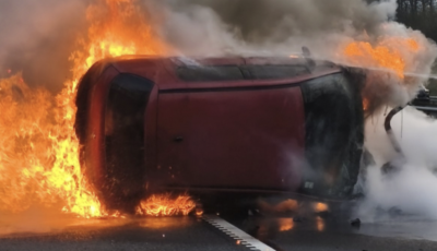 Felborult, majd kigyulladt egy aut&oacute; az M7-esen