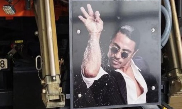 A fony&oacute;di k&ouml;zutasok m&aacute;r megcsin&aacute;lt&aacute;k - Salt Bae-t minden s&oacute;sz&oacute;r&oacute; aut&oacute;ra!