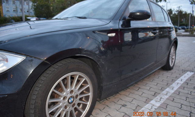 Megh&uacute;zta a BMW-t a Tesco parkol&oacute;ban &eacute;s lel&eacute;pett, most a rendőr&ouml;k keresik