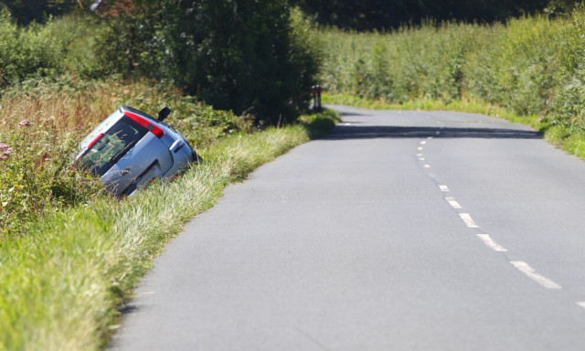 M&eacute;g a t&ouml;bbiek medvehagym&aacute;t szedtek, a 18 &eacute;ves sr&aacute;c &aacute;t&uuml;lt a vezető&uuml;l&eacute;sbe, &eacute;s az &aacute;rokba hajtott