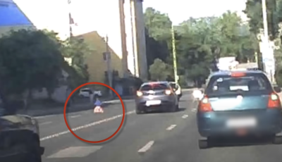 P&eacute;csen az aut&oacute;forgalom k&ouml;z&eacute; keveredett egy j&aacute;t&eacute;kmotoros kisfi&uacute; - VIDE&Oacute;
