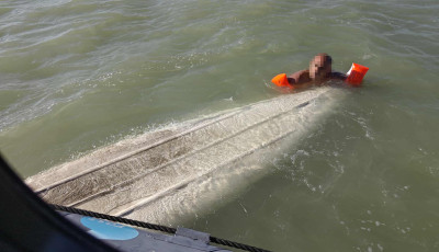 Felborult egy kenu a Balaton k&ouml;zep&eacute;n - Gyerek-kar&uacute;sz&oacute;val pr&oacute;b&aacute;lt &eacute;letben maradni az egyik f&eacute;rfi