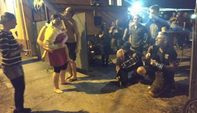 Nem volt v&eacute;detts&eacute;gi igazolv&aacute;nyuk, ez&eacute;rt a Junkies ment ki a csal&aacute;dhoz j&aacute;tszani egy dalt