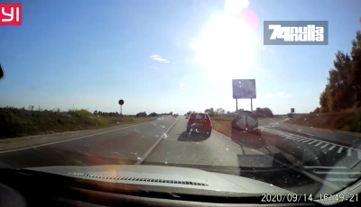 Elv&eacute;tette a lehajt&oacute;t a kaposv&aacute;ri elker&uuml;lőn a Suzukis, majd az &uacute;t k&ouml;zep&eacute;n &aacute;llt meg gondolkodni - VIDE&Oacute;