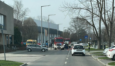 Kl&oacute;rg&aacute;z sziv&aacute;rg&aacute;s miatt riasztott&aacute;k a Vir&aacute;gf&uuml;rdőh&ouml;z a tűzolt&oacute;kat