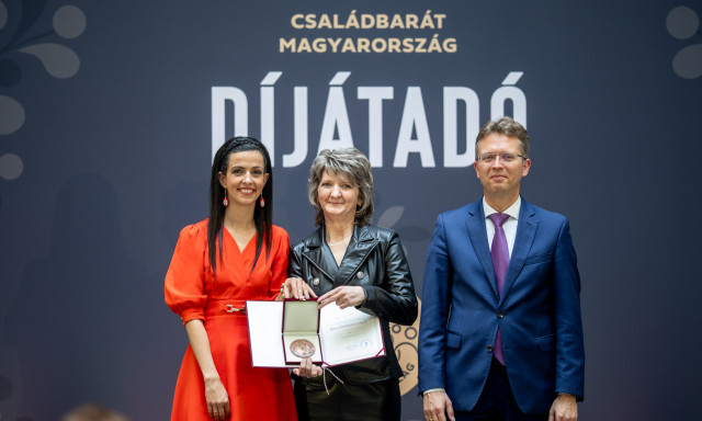 Kaposv&aacute;ri b&uuml;szkes&eacute;g: rangos miniszt&eacute;riumi d&iacute;jat kapott a T&aacute;tika B&ouml;lcsőde vezetője