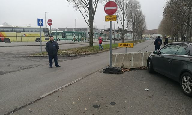 Bomb&aacute;val fenyegetett egy ismeretlen  - Ki&uuml;r&iacute;tett&eacute;k mindh&aacute;rom kaposv&aacute;ri &aacute;llom&aacute;st