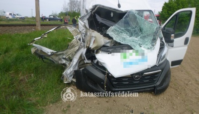 Csoda, hogy ebből ki tudott sz&aacute;llni egyben a sofőr &ndash; K&eacute;peken a tegnapi vonatbaleset