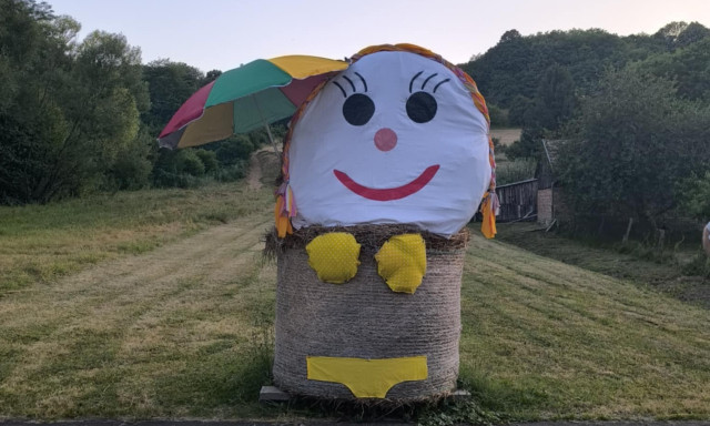 V&eacute;ge a 'nyuladalomnak', f&uuml;rdőruh&aacute;ban pomp&aacute;zik a t&ouml;r&ouml;cskei szalmab&aacute;la