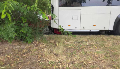 Buszba rohant egy szem&eacute;lyaut&oacute; Kaposv&aacute;ron