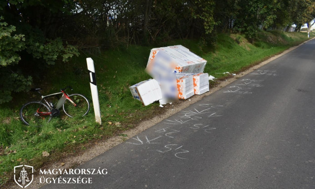 Nem r&ouml;gz&iacute;tette a rakom&aacute;nyt, menet k&ouml;zben borult egy ker&eacute;kp&aacute;ros el&eacute;