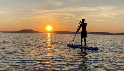 T&eacute;lb&uacute;cs&uacute;ztat&oacute; SUP versenyt tartanak Balatonlell&eacute;n