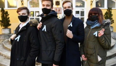 Le a kalappal - Egy T&aacute;ncsicsos oszt&aacute;lyfőn&ouml;k minden di&aacute;kj&aacute;nak k&uuml;l&ouml;n vitte ki a szalagj&aacute;t