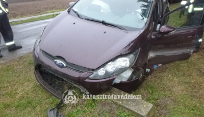 &Aacute;rokba hajtott egy aut&oacute; Kiskorp&aacute;don