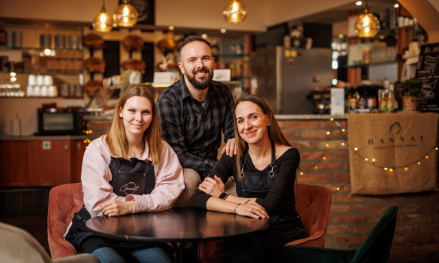 Kaposv&aacute;ri k&aacute;v&eacute;z&oacute;r&oacute;l cikkezik a Street Kitchen